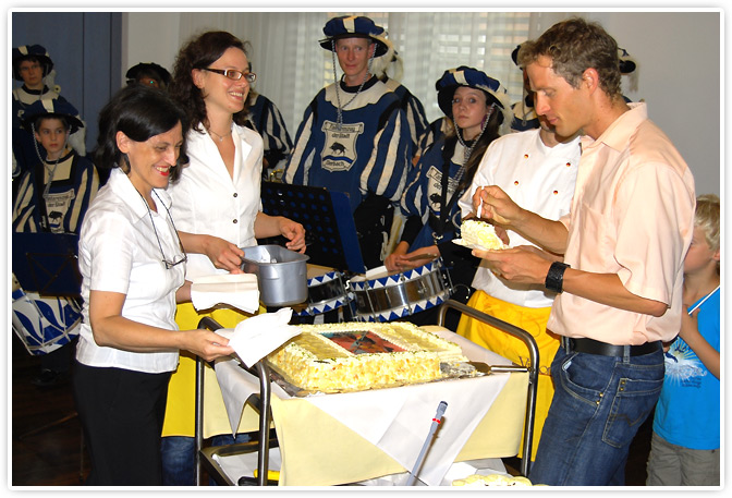 Timo Bracht kostet die eigens für ihn erschaffenen „ Zitronensahne -Torte“ aus Strohauer’s Backstube.